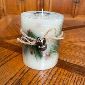 St. Nicholas Square Woodland Retreat Evergreen Candle with Bell Accents NWT